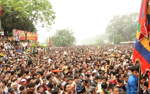 Chùm ảnh: Chen lấn hỗn loạn tại lễ hội đền Hùng