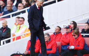 Wenger bị cầu thủ Arsenal nghi ngờ, bị CĐV thóa mạ nặng nề chưa từng thấy