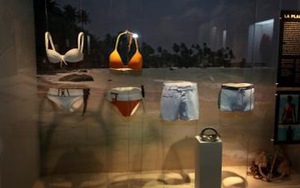 Trưng bày súng ống của James Bond và... bikini của các Bond girl 50 năm qua