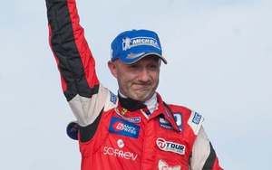 Cựu thủ môn Fabien Barthez tham dự giải đua ô tô lâu đời nhất thế giới