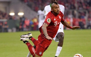 Arturo Vidal ăn vạ lộ liễu giúp Mueller chạm mốc lịch sử ở Bayern