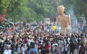 Festival Huế 2016: Rối khổng lồ kể chuyện 'Những vì sao rực sáng trong đêm tối'