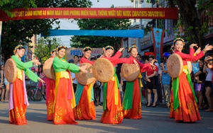 Festival Huế: Bất chấp nắng nóng, người dân xuống đường đón lễ hội đường phố