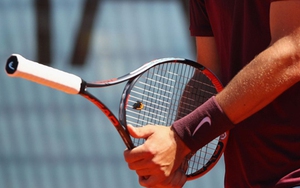 Bernard Tomic gây sốc với pha đỡ bóng bằng... cán vợt