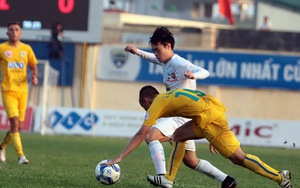 Trung vệ của Đồng Tháp bị phạt nguội, Văn Toàn thoát án treo giò