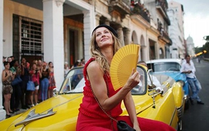 Thương hiệu Chanel trình diễn thời trang trên các đường phố Cuba