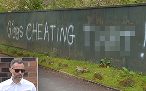 Ryan Giggs bị bêu riếu ngay trước cổng nhà