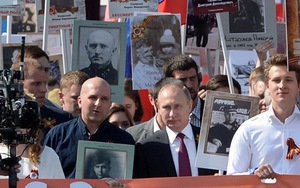 VIDEO: Tổng thống Nga Putin dẫn đầu cuộc diễu hành 'Trung đoàn Bất tử'