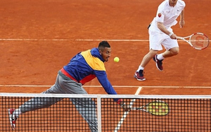 Totti phô diễn khả năng đánh tennis cùng Kyrgios