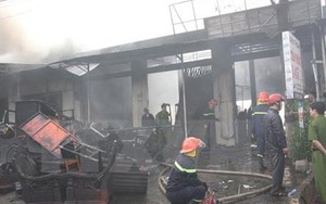 Cháy lớn tại gara, nhiều ô tô bị cháy xém