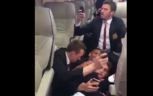 Clip cầu thủ Man United co rúm khi CĐV West Ham tấn công xe buýt