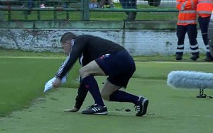 Trọng tài bị treo còi vì... SAY XỈN trong trận đấu