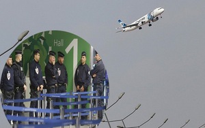 Pháp cảnh báo 'chiến dịch mới' của IS giữa lúc máy bay Ai Cập rời Paris và mất tích