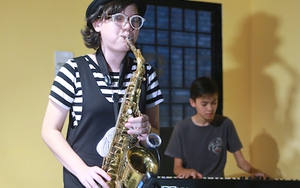 Cha con Trần Mạnh Tuấn tham gia LH âm nhạc Bourbon Street Jazz & Blues