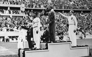 Jesse Owens lập 6 kỷ lục thế giới trong 45 phút: Người hùng da đen làm mất mặt Hitler