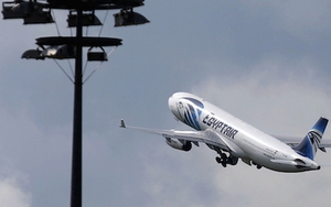 Từ vũ trụ, nhìn thấy vết dầu loang nghi của máy bay Ai Cập