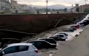 VIDEO: Xót lòng cả dàn ô tô hạng sang sa xuống hố tử thần