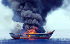 Palau vừa đốt 1 tàu cá Việt Nam đánh bắt thủy sản trái phép