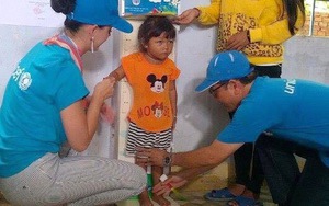 Ảnh độc: Katy Perry 'cân đo sức khỏe, chiều cao' cho trẻ em Việt Nam