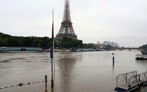 Paris cũng 'lội' như Hà Nội