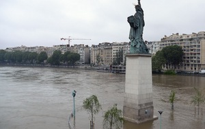 Lũ sông Seine đe dọa nhấn chìm Bảo tàng Louvre, 38.000 kiệt tác phải sơ tán