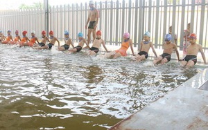 'Nở rộ' các khóa học hè: Quá tải bán trú, học bơi