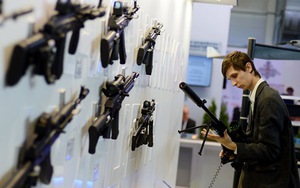 Kalashnikov 'khoe' súng trường AK cải tiến, súng bắn tỉa Dragunov nâng cấp...