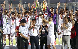 Tuyển Việt Nam 'xuyên tường' rồi đăng quang