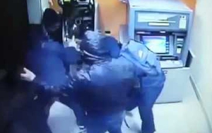 Tạm giữ hai người Trung Quốc dùng thẻ ATM giả rút trộm tiền tại Hà Nội