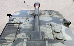 VIDEO 'dân chơi Ba Lan': Say rượu, lái xe tăng đâm thẳng vào hộp đêm