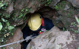 Đã đưa một thi thể phu vàng ra ngoài; hang nước vẫn đầy khí độc