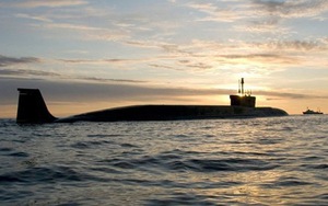Tàu ngầm Nga bị 'kèm chặt' bởi tàu Hải quân Anh