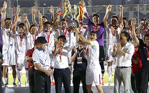 Ở Việt Nam, bóng đá không chỉ là thành tích