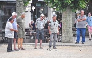 Trên những nẻo đường EURO: Bóng tròn ư? Không, bóng sắt