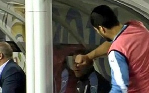 Luis Suarez ném áo, đấm vào cabin vì không được vào sân 'cứu' Uruguay