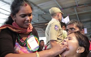 VIDEO kinh dị: Hàng trăm người Ấn Độ nuốt chửng cá sống để chữa bệnh