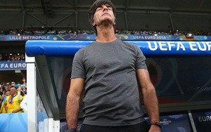 Thò tay vào quần đưa lên mũi ngửi & những hành động kỳ quặc của Joachim Loew