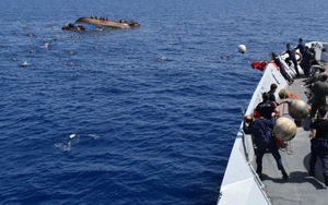 Tàu chở 200 người di cư đột ngột biến mất trên biển