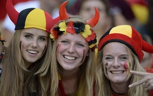 Cổ động viên Bỉ - Italy 'cháy' hết mình trước giờ bóng lăn