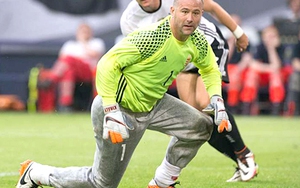 Gabor Kiraly: Chuyện 'ông lão' mặc quần dài bắt bóng