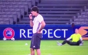 Xuất hiện Clip được cho là chế hành động kì quặc của Joachim Loew