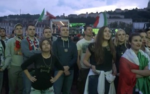 Cổ động viên Ý ăn mừng chiến thắng