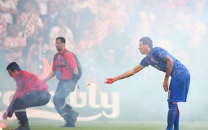 Sự thật đằng sau vụ Hooligan Croatia ném pháo sáng là gì?