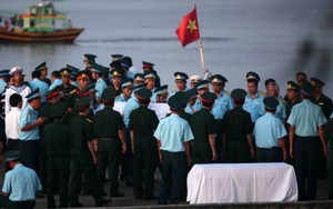 Chùm ảnh: Đón thi thể phi công SU30-MK2 Trần Quang Khải về với đất mẹ