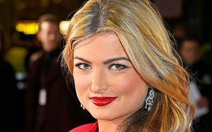 Vừa bị tước danh hiệu vì 'mây mưa' trên TV, cựu hoa hậu Anh lại tung ảnh nóng