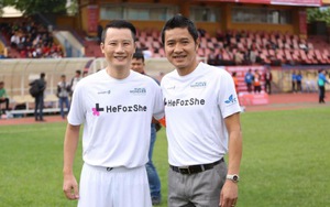 Ca sĩ Hoàng Bách: Yêu bóng đá từ trên lưng anh trai