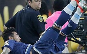 Pha cứu bóng hi hữu khiến Ezequiel Lavezzi ngã gãy tay