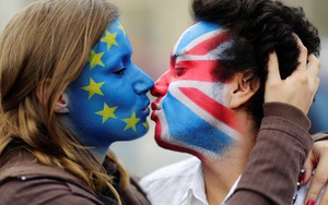Nụ hôn cuối cùng và cuộc 'hôn nhân sóng gió' 43 năm Anh - EU