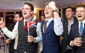 VIDEO: Sốc nghe người Anh hát 'Cachiusa' mừng Brexit