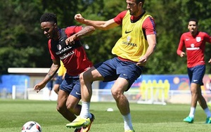 TIẾT LỘ: Guardiola gọi điện úy lạo tinh thần Sterling